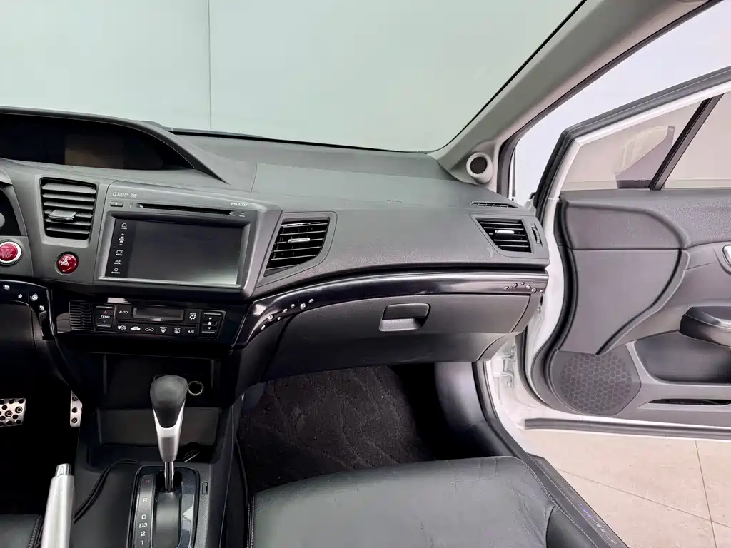 Honda Honda Civic 2014 1.8L Automatic Luxury Edition 2015 - thumbnail 18