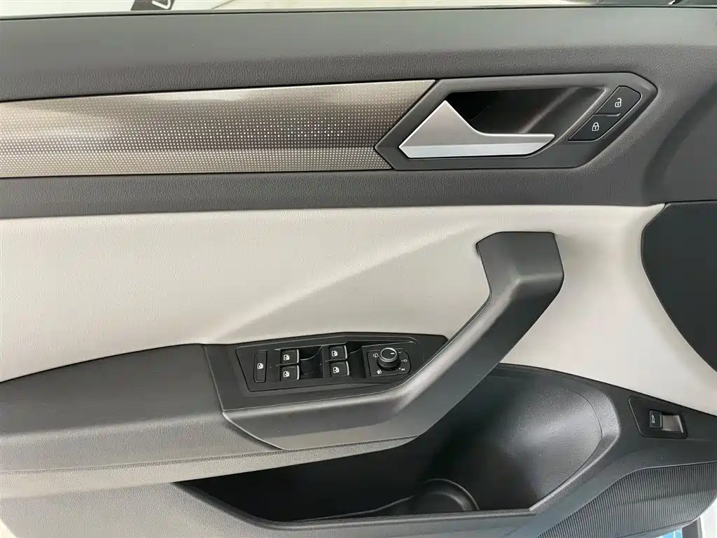 Volkswagen T-ROC 2024 300TSI DSG Front-Wheel Drive Dawn Edition 2024 - thumbnail 10