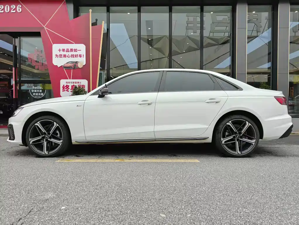 Audi Audi A4L 2024 40 TFSI Luxury Dynamic Model 2025 - thumbnail 3