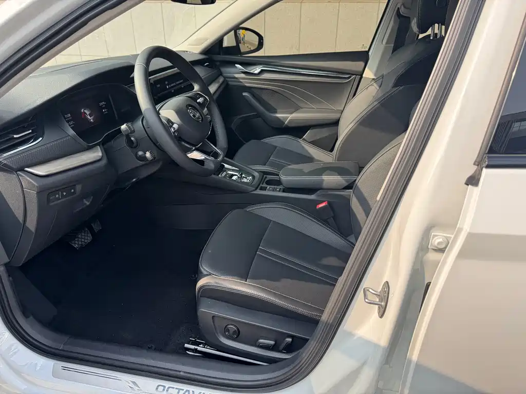 Škoda Octavia 2023 PRO TSI280 Luxury Edition 2023 - thumbnail 6