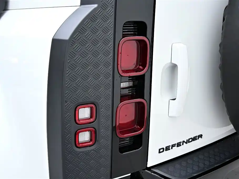 Land Rover Land Rover Defender 2024 110 3.0T P400 Dark Edition 2024 - thumbnail 9
