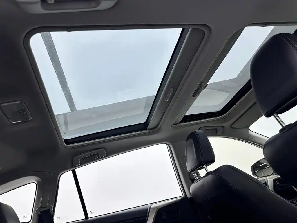 Toyota RAV4 2015 2.5L Automatic AWD Premium Edition 2015 - thumbnail 23