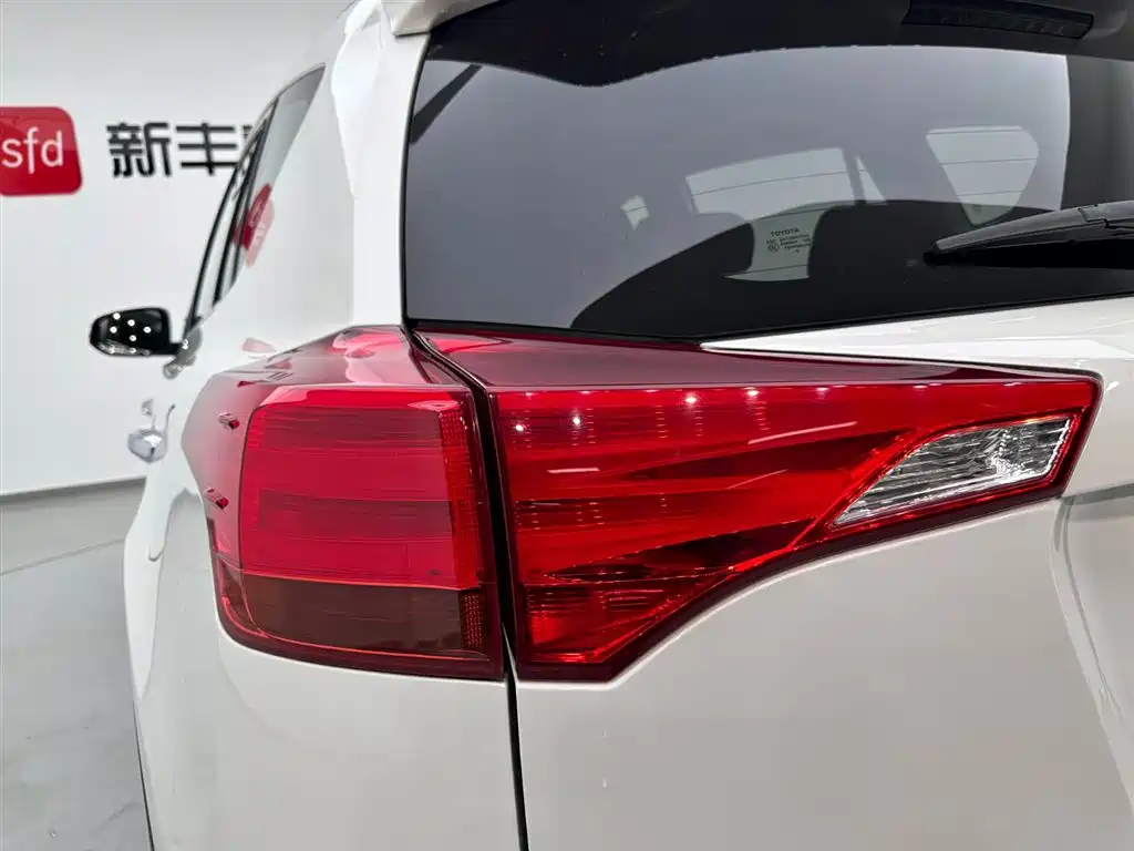 Toyota RAV4 2015 2.5L Automatic AWD Premium Edition 2015 - thumbnail 26