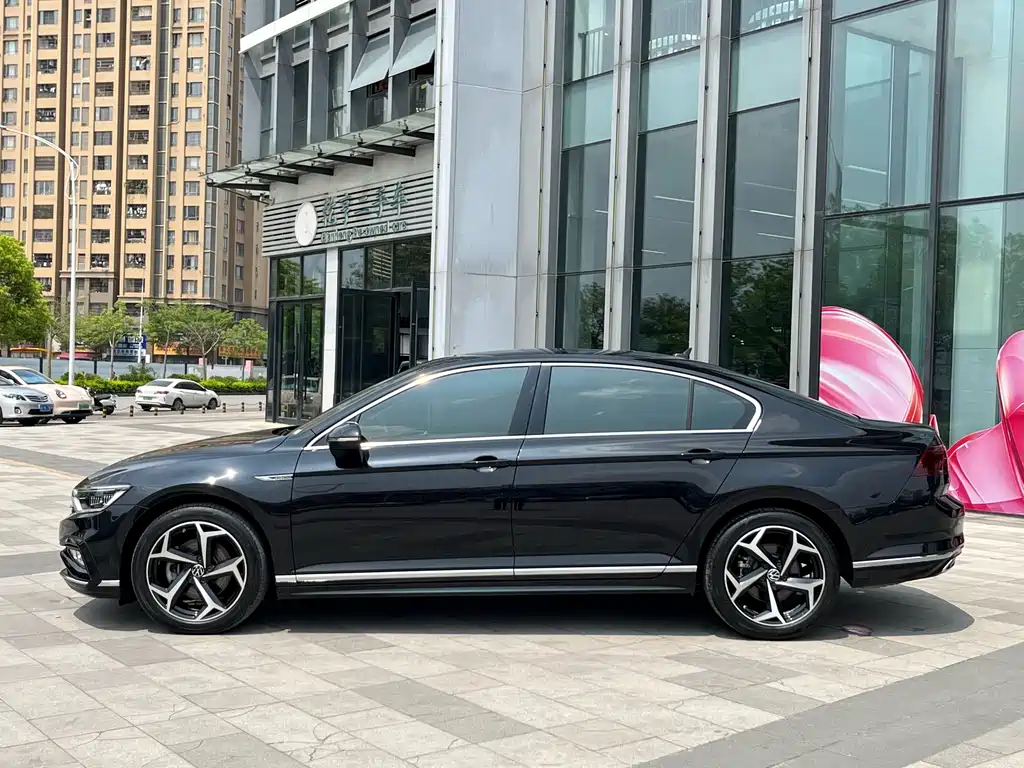 Volkswagen Magotan 2023 2 Million Units Commemorative Edition 330TSI DSG Luxury Model 2024 - thumbnail 3
