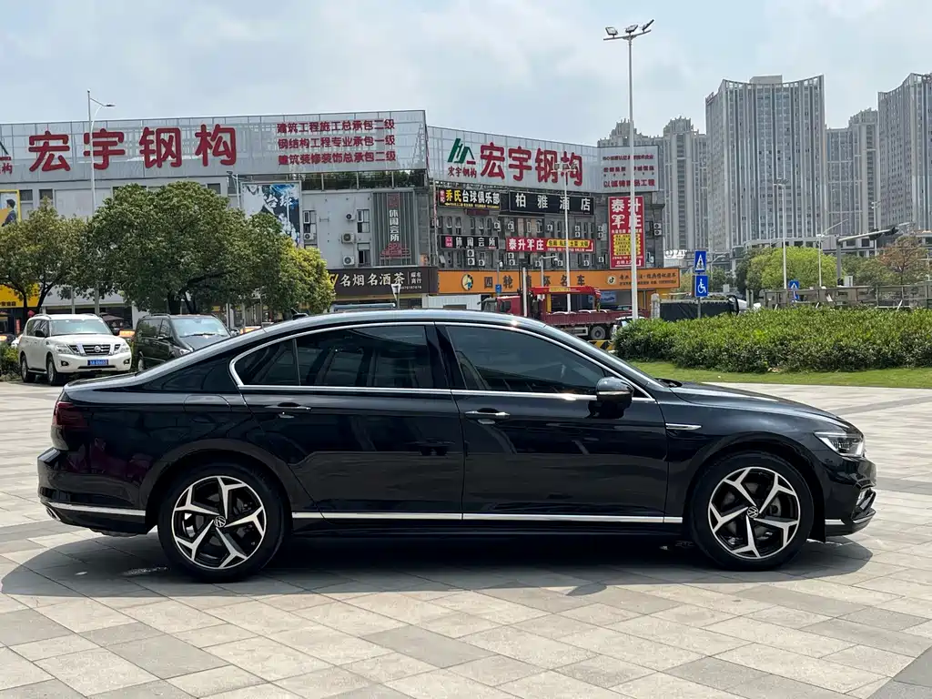 Volkswagen Magotan 2023 2 Million Units Commemorative Edition 330TSI DSG Luxury Model 2024 - thumbnail 5