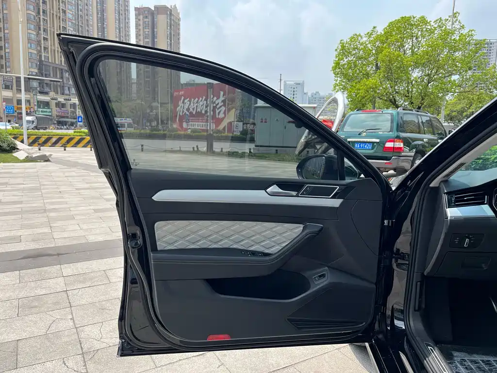 Volkswagen Magotan 2023 2 Million Units Commemorative Edition 330TSI DSG Luxury Model 2024 - thumbnail 9