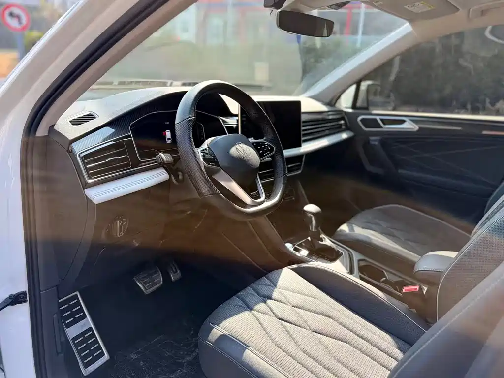 Volkswagen Tiguan L 2023 330TSI Automatic 2WD R-Line Premium Edition 2023 - thumbnail 4