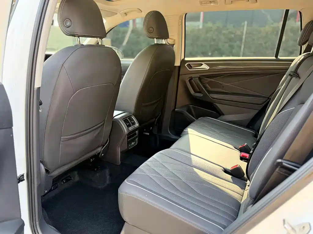 Volkswagen Tiguan L 2023 330TSI Automatic 2WD R-Line Premium Edition 2023 - thumbnail 5