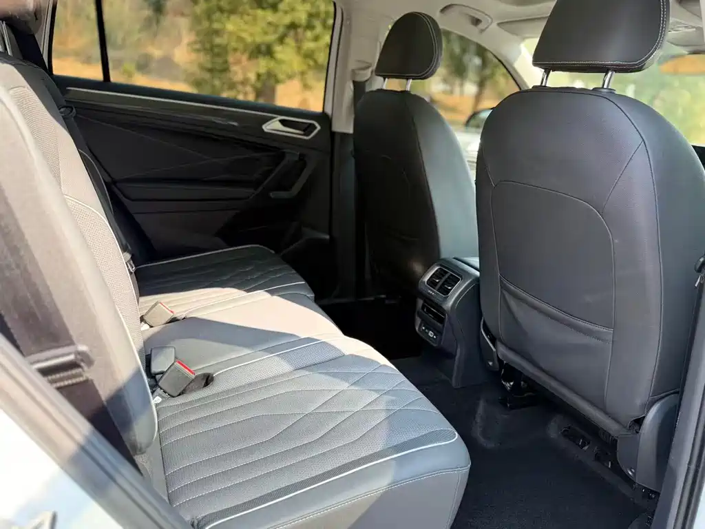 Volkswagen Tiguan L 2023 330TSI Automatic 2WD R-Line Premium Edition 2023 - thumbnail 9