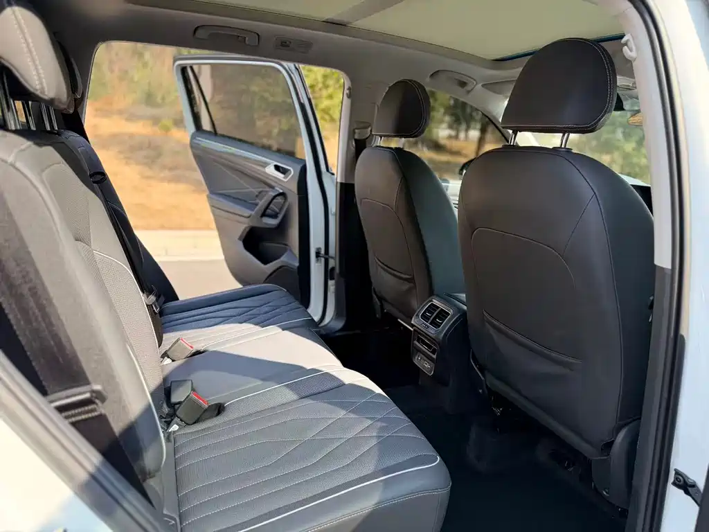 Volkswagen Tiguan L 2023 330TSI Automatic 2WD R-Line Premium Edition 2023 - thumbnail 15