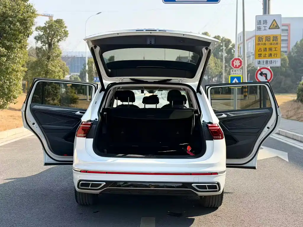 Volkswagen Tiguan L 2023 330TSI Automatic 2WD R-Line Premium Edition 2023 - thumbnail 16
