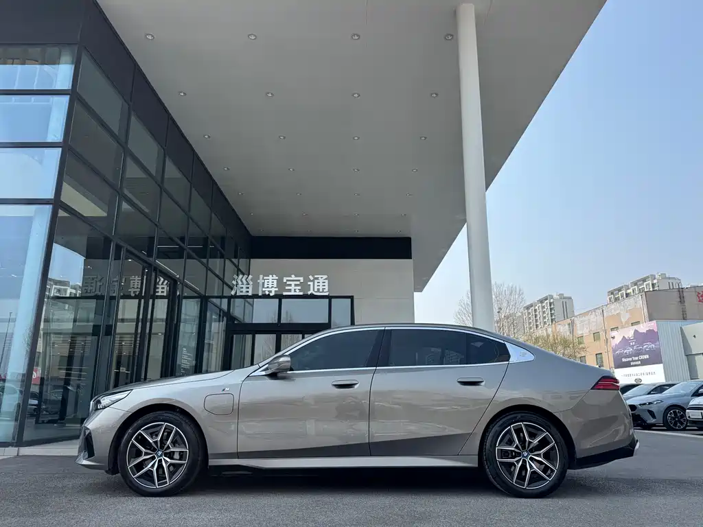 BMW BMW i5 2024 eDrive 35L M Sport Package 2025 - thumbnail 10