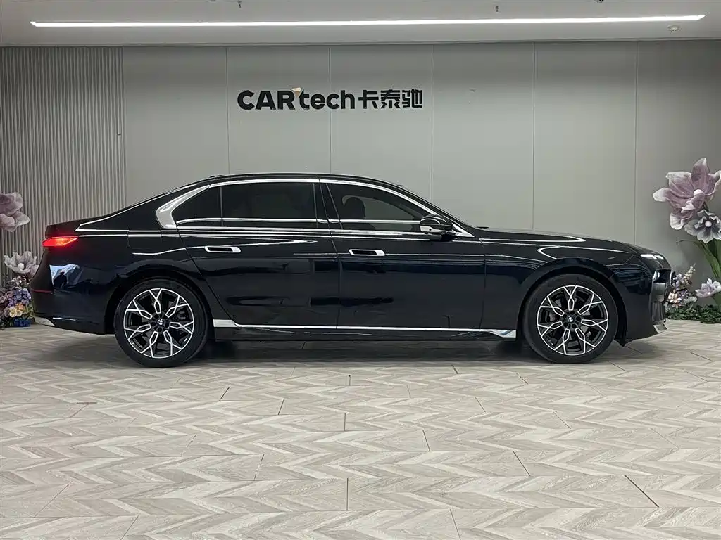 BMW BMW 7 Series 2023 735Li Luxury Package 2023 - thumbnail 4