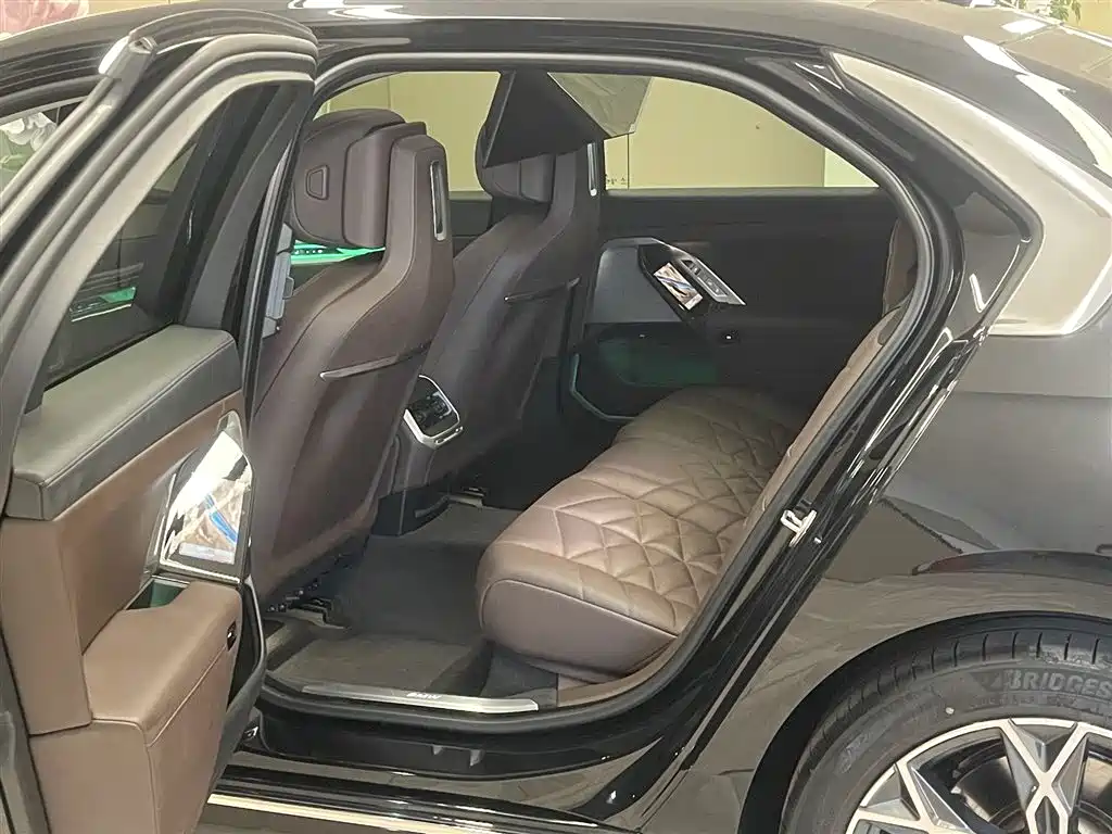 BMW BMW 7 Series 2023 735Li Luxury Package 2023 - thumbnail 18