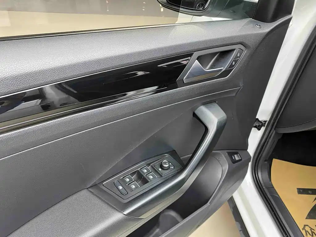 Volkswagen T-Roc 2021 280TSI DSG 2WD Comfort Intelligent Connectivity Edition 2021 - thumbnail 5