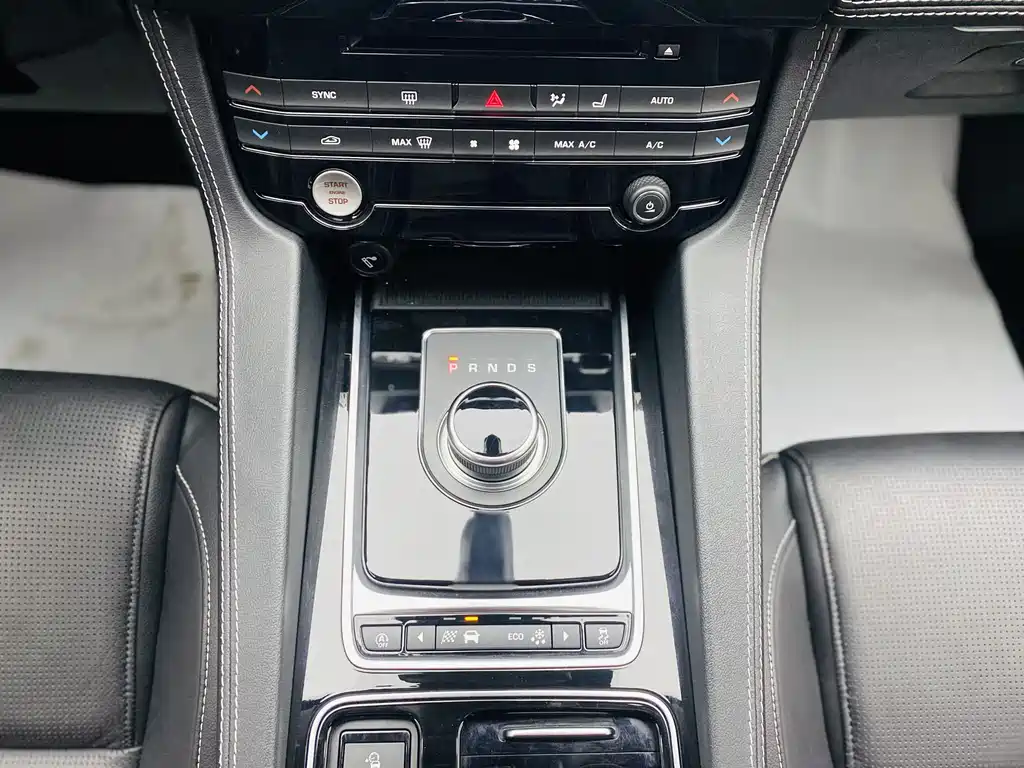 Jaguar Jaguar F-PACE 2019 2.0T AWD R-Sport 2018 - thumbnail 11