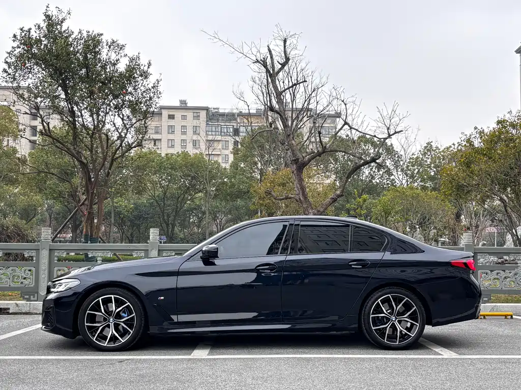 BMW BMW 5 Series Import 2022 Model Facelift 530i Style Edition M Sport Package 2023 - thumbnail 3