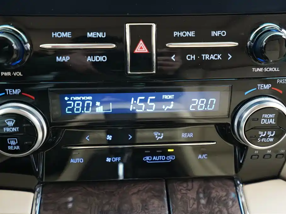 Toyota Alphard 2023 Crown Hybrid 2.5L HV Luxury Version 2023 - thumbnail 10