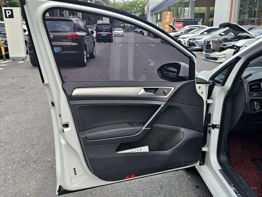 Volkswagen Golf 2018 1.6L Automatic Comfort Edition 2018 - thumbnail 4
