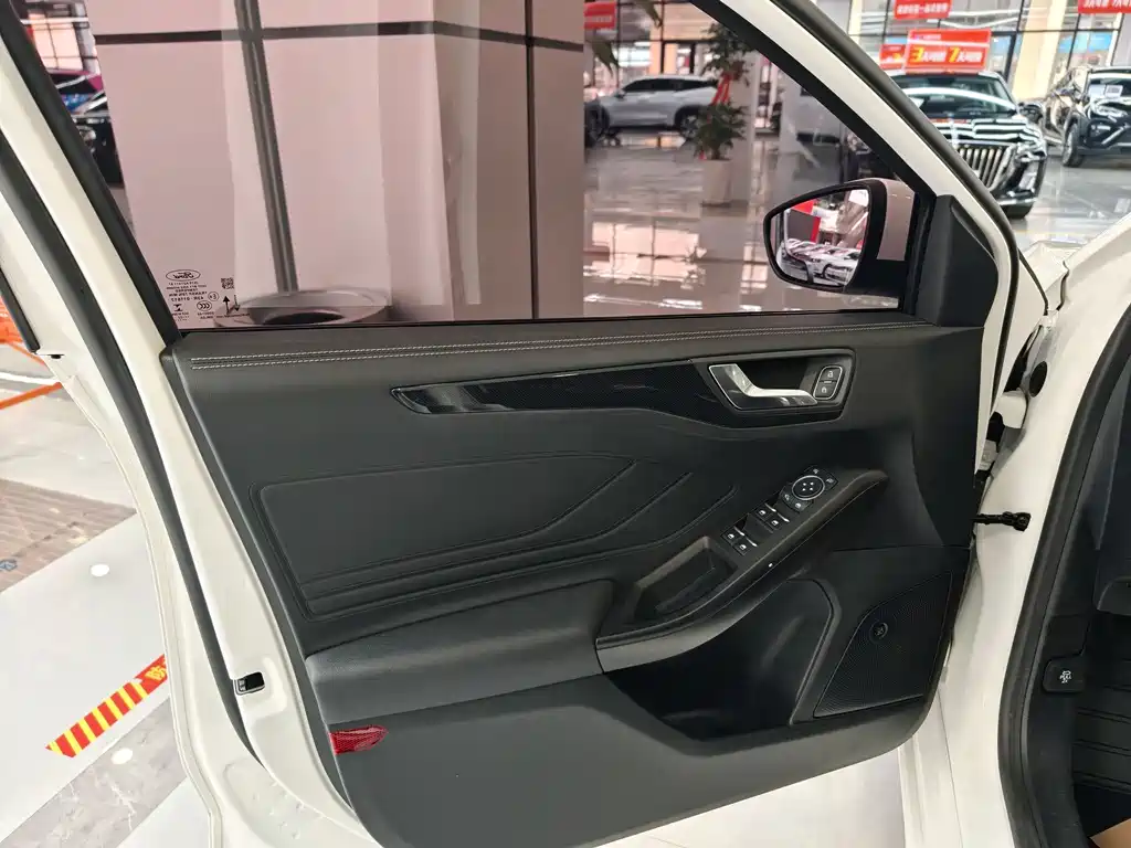 Ford Ford Focus 2021 Hatchback EcoBoost 180 Automatic Trend Edition 2022 - thumbnail 5