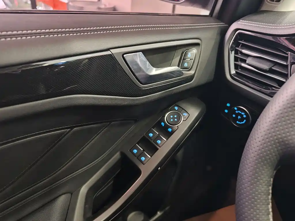 Ford Ford Focus 2021 Hatchback EcoBoost 180 Automatic Trend Edition 2022 - thumbnail 12