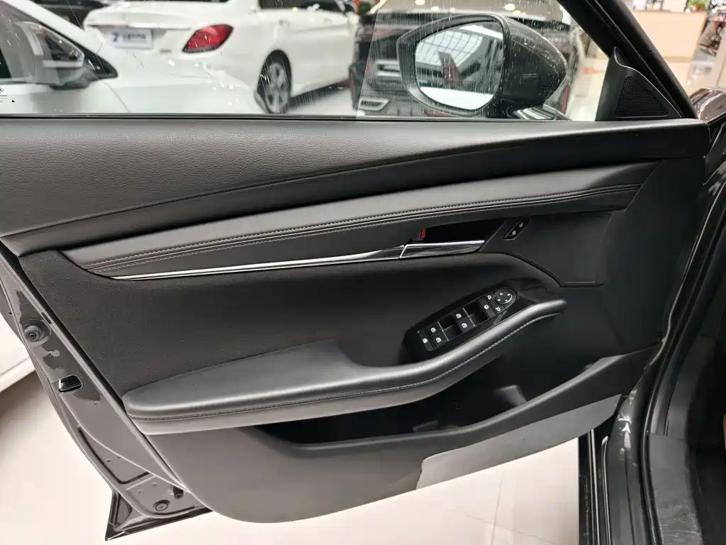 Mazda Mazda 3 Axela 2021 2.0L Automatic Premium Edition 2021 - thumbnail 4