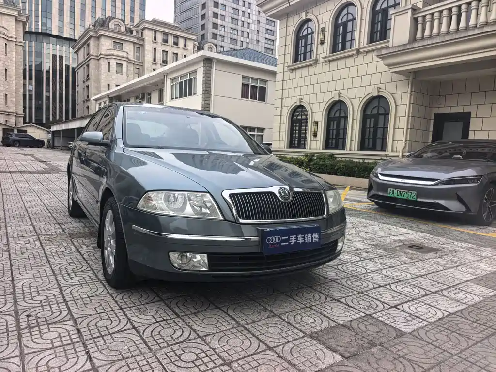Skoda Škoda Octavia 2009 2.0L Automatic Elegance Edition 2010 - thumbnail 3