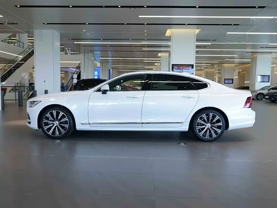 Volvo Volvo S90 2023 B5 Momentum Luxury Edition 2023 - thumbnail 9