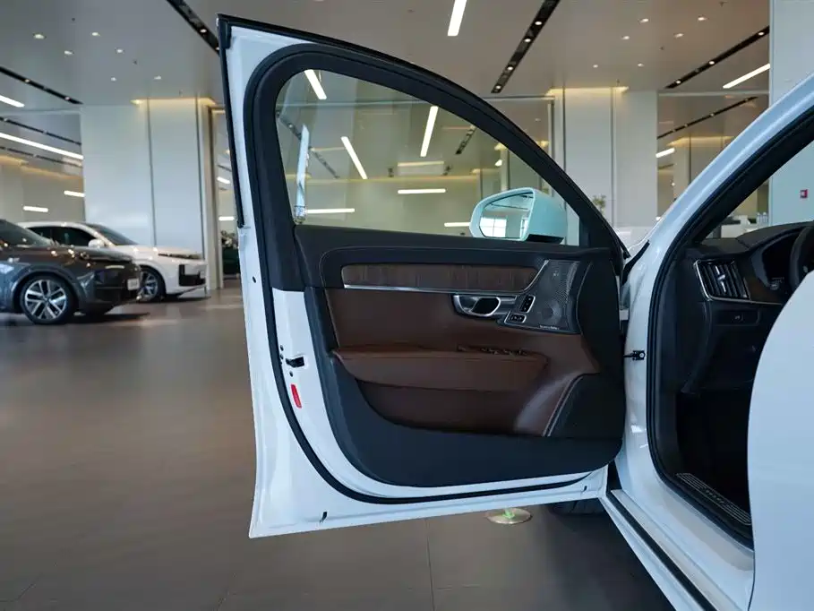 Volvo Volvo S90 2023 B5 Momentum Luxury Edition 2023 - thumbnail 15