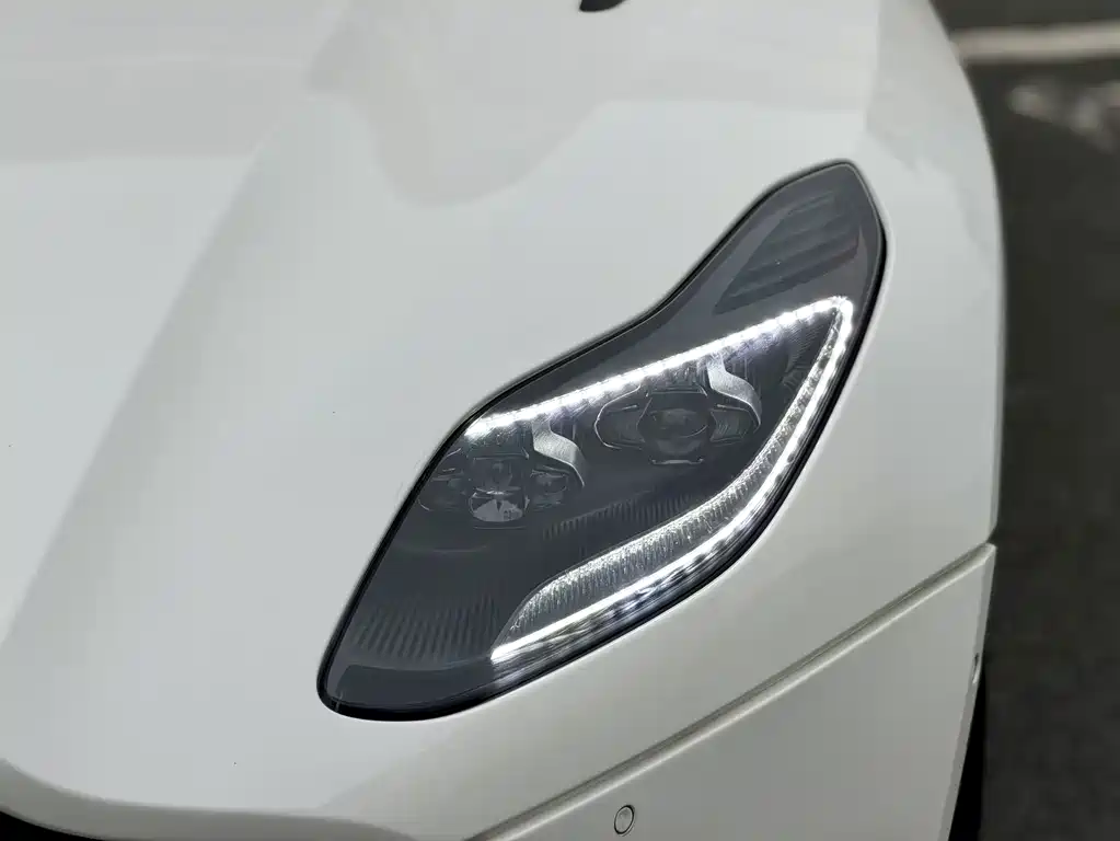Aston Martin Aston Martin DB11 2019 4.0T V8 Volante 2019 - thumbnail 4