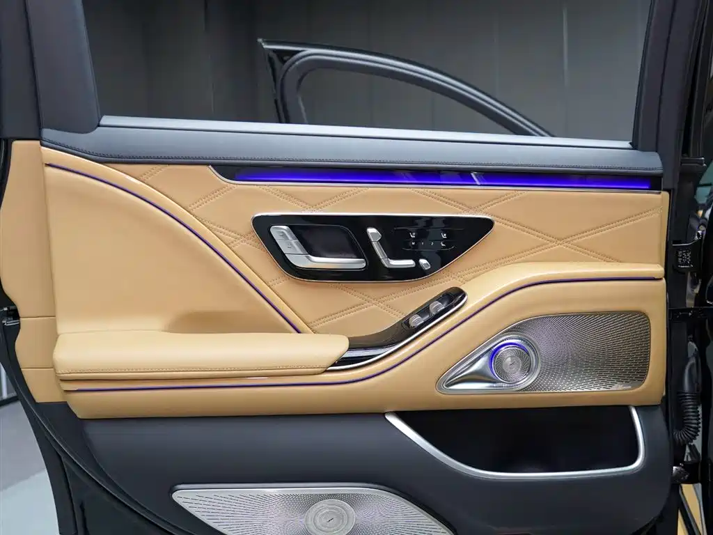 Mercedes-Benz Maybach S-Class 2022 S 680 4MATIC Virgil Abloh Limited Edition 2023 - thumbnail 18
