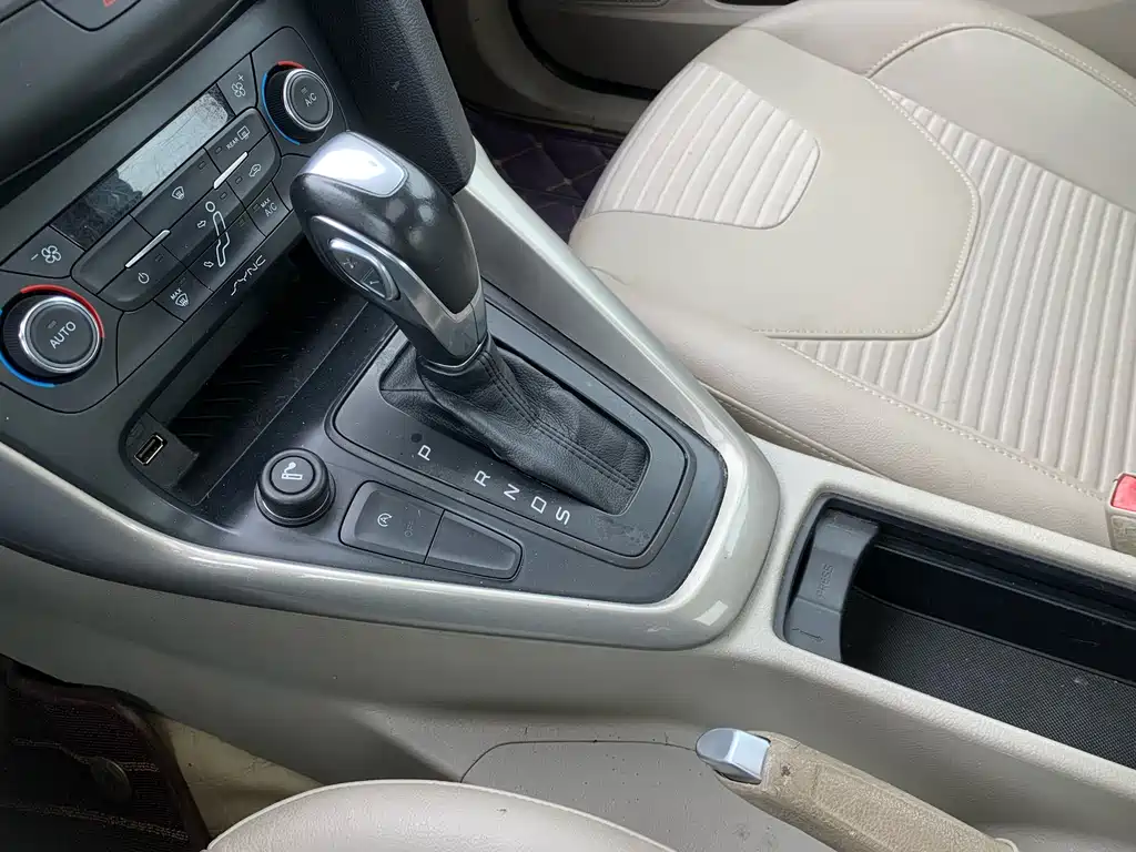 Ford Ford Focus 2015 Sedan EcoBoost 180 Automatic Elite 2016 - thumbnail 20