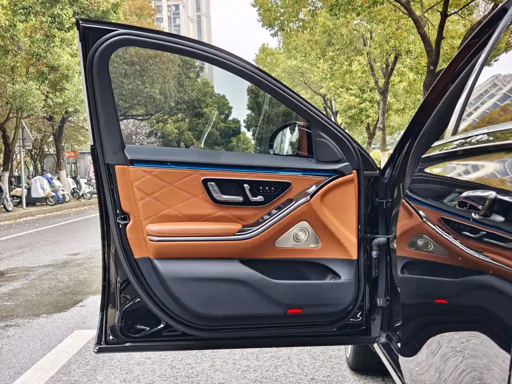Mercedes-Benz Maybach S-Class 2021 S 580 4MATIC 2022 - thumbnail 4