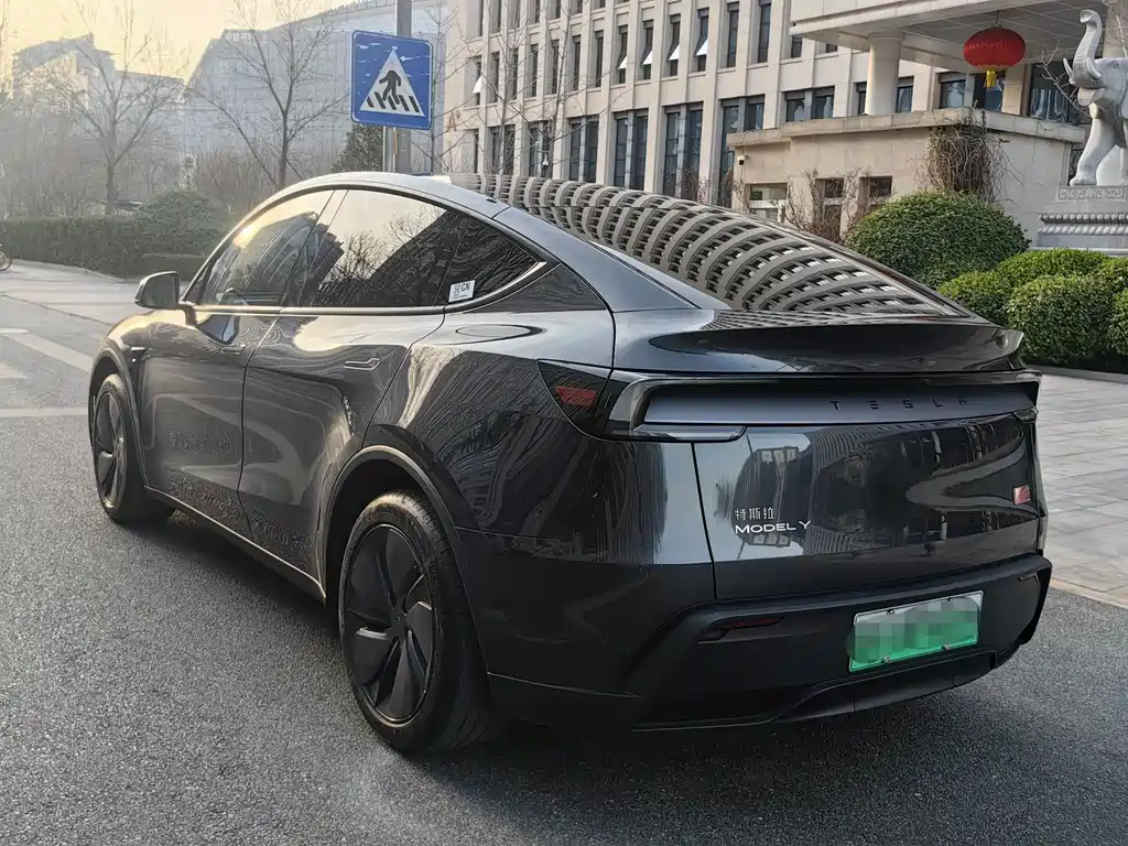Tesla Model Y 2025 Rear-Wheel Drive Launch Edition 2025 - thumbnail 2