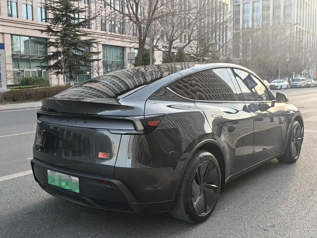Tesla Model Y 2025 Rear-Wheel Drive Launch Edition 2025 - thumbnail 4