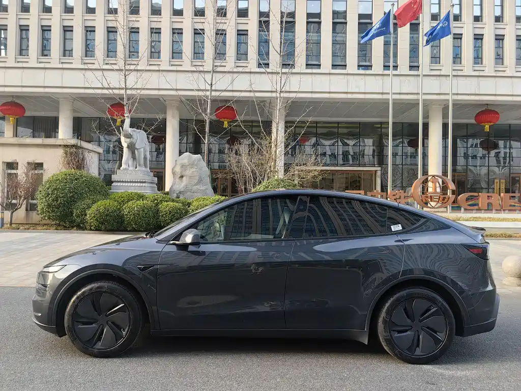 Tesla Model Y 2025 Rear-Wheel Drive Launch Edition 2025 - thumbnail 7