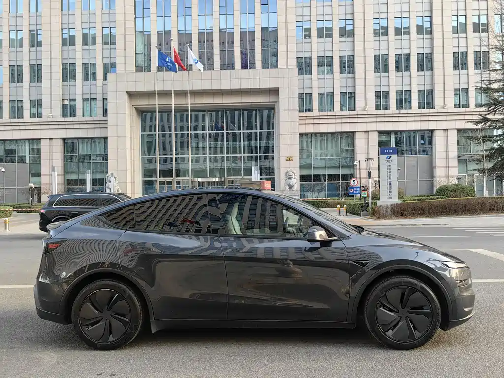 Tesla Model Y 2025 Rear-Wheel Drive Launch Edition 2025 - thumbnail 8