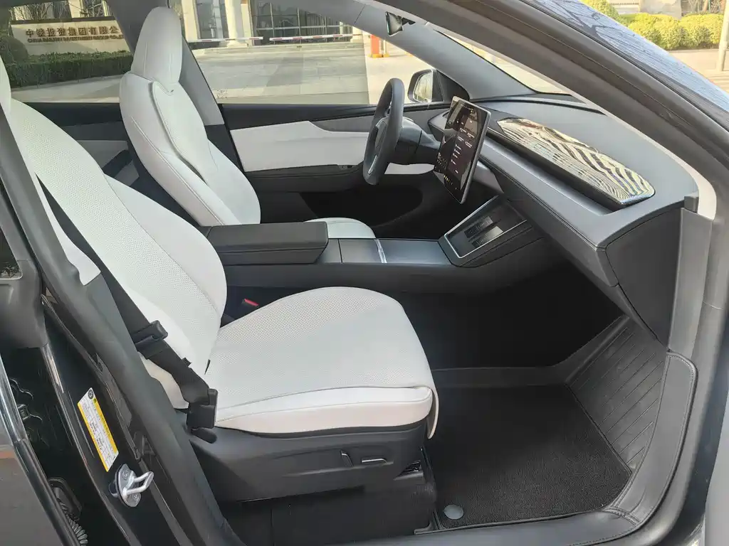 Tesla Model Y 2025 Rear-Wheel Drive Launch Edition 2025 - thumbnail 11