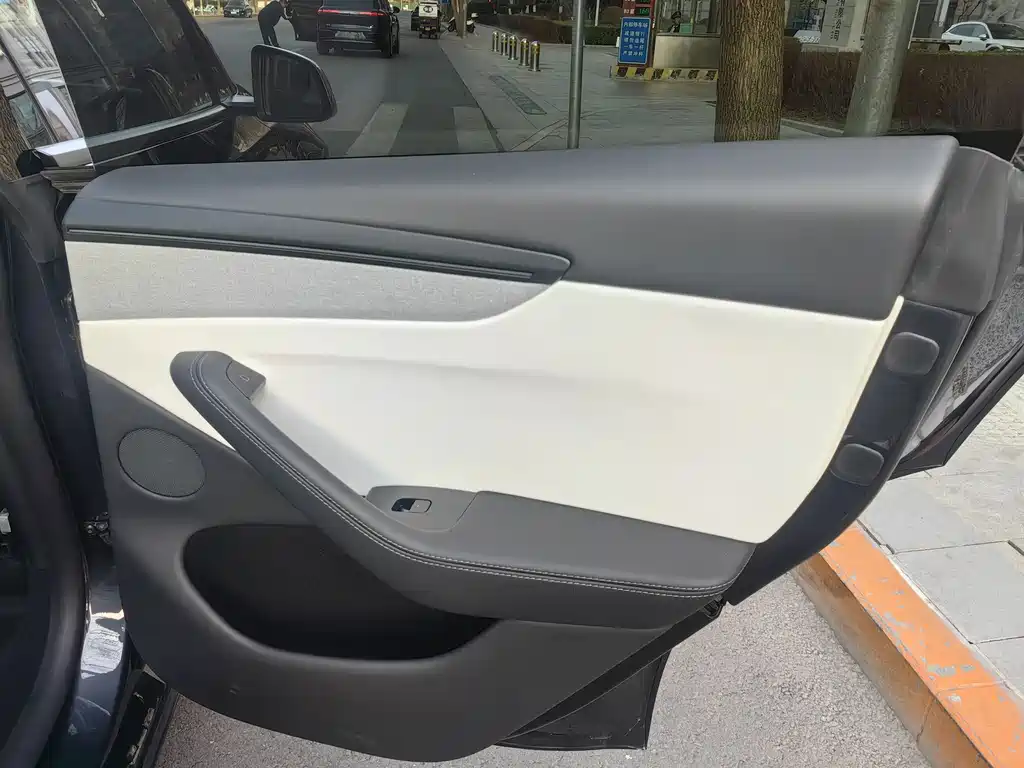 Tesla Model Y 2025 Rear-Wheel Drive Launch Edition 2025 - thumbnail 12