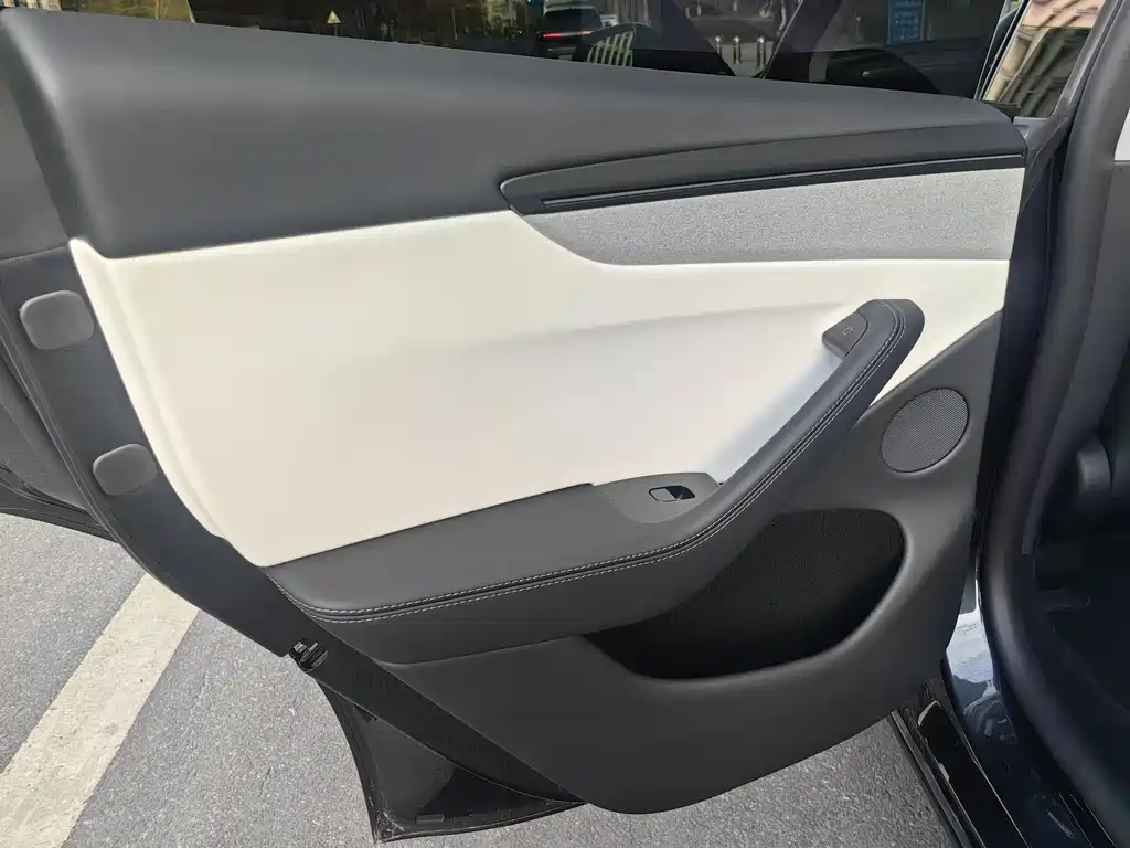 Tesla Model Y 2025 Rear-Wheel Drive Launch Edition 2025 - thumbnail 17