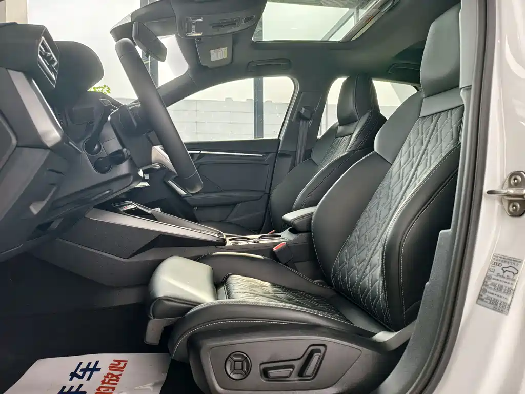 Audi Audi A3 2025 Sportback 35 TFSI Premium Plus with Luxury Package 2025 - thumbnail 6