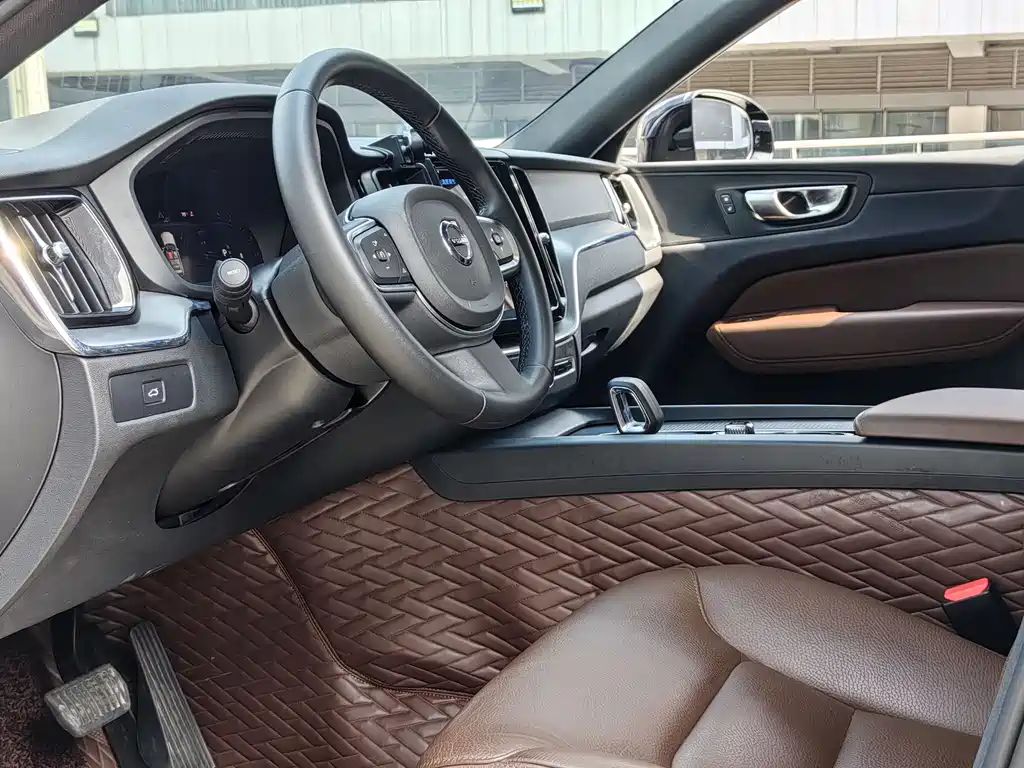Volvo Volvo XC60 2024 B5 AWD Momentum Luxury Edition 2024 - thumbnail 9
