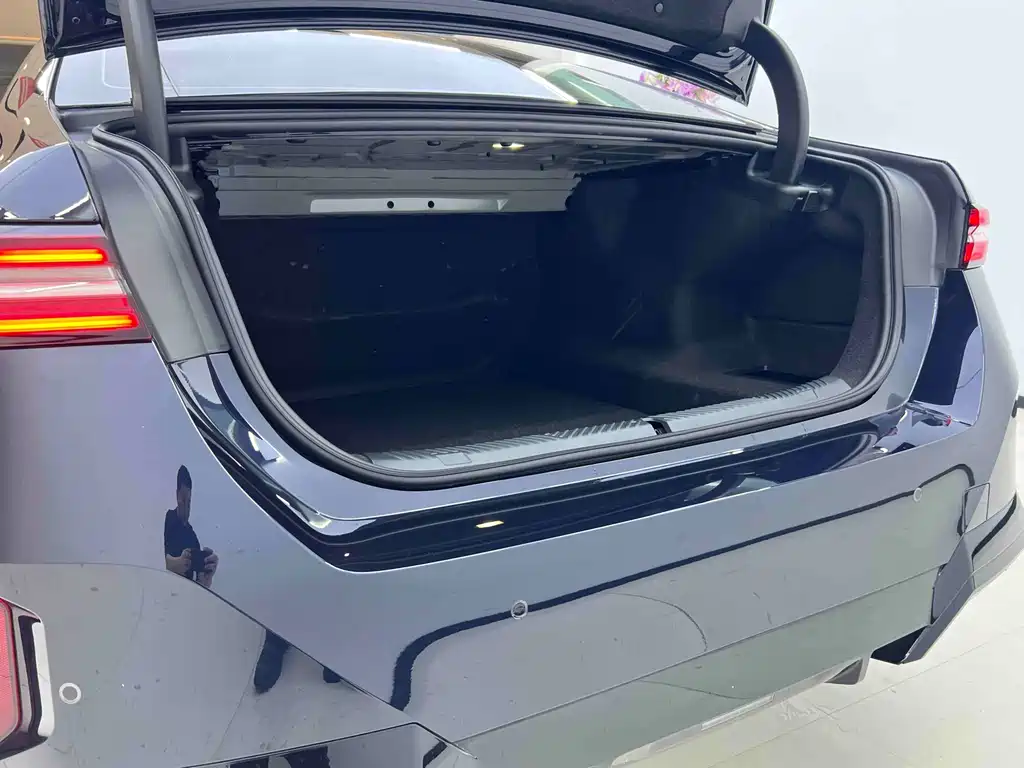 BMW BMW 5 Series 2025 530Li Leading Model M Sport Package 2025 - thumbnail 13