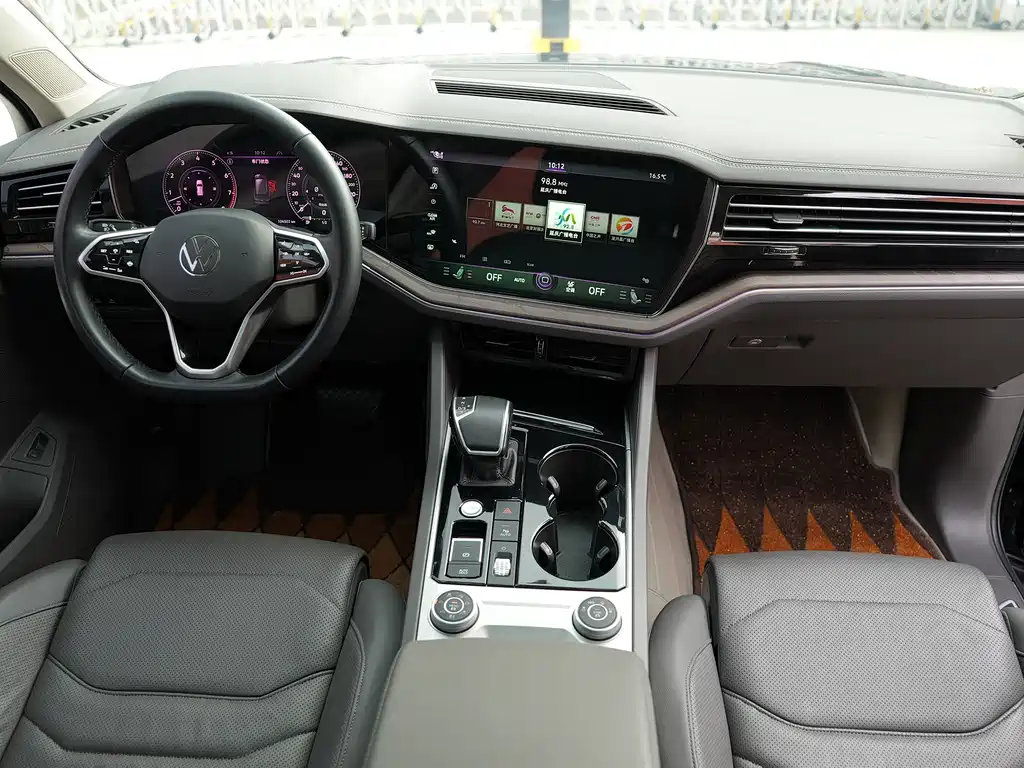 Volkswagen Volkswagen Touareg 2022 3.0TSI R-Line Black Sport Package 2022 - thumbnail 4