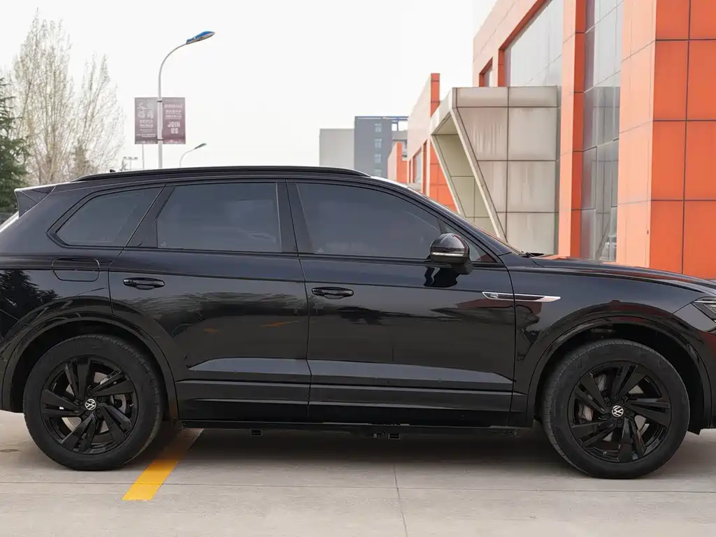 Volkswagen Volkswagen Touareg 2022 3.0TSI R-Line Black Sport Package 2022 - thumbnail 16