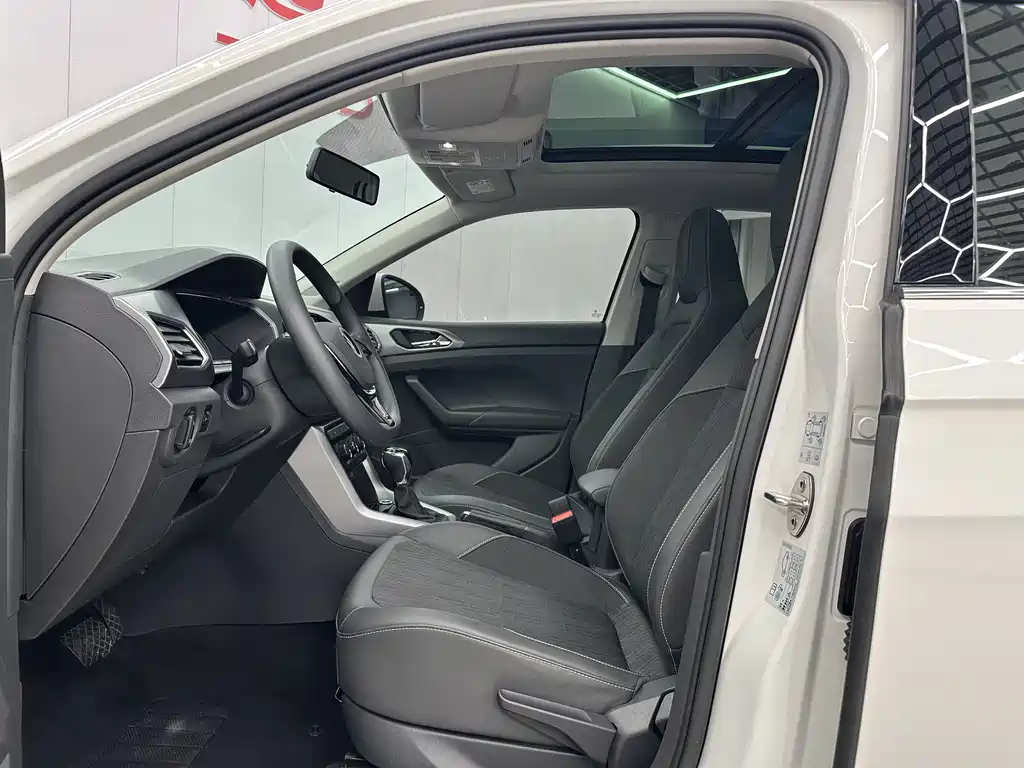 Volkswagen Tiguan 2021 1.5L Automatic Comfort Edition 2021 - thumbnail 4