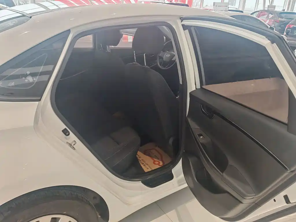Hyundai Hyundai Elantra 2018 1.6L Automatic GL Version VI 2019 - thumbnail 17