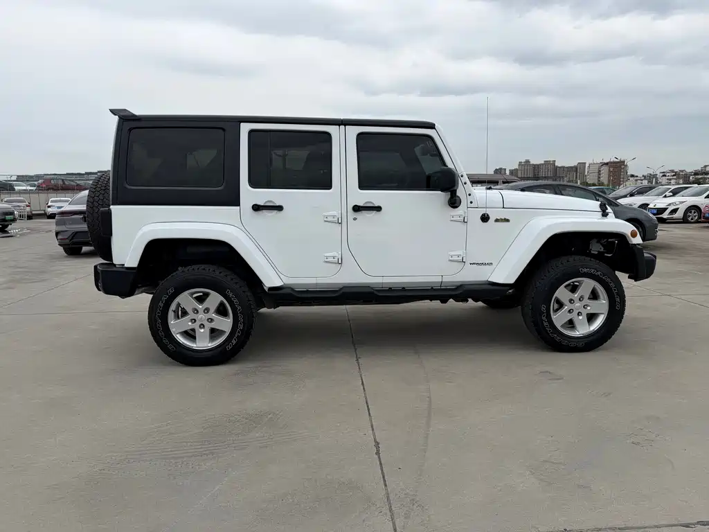 Jeep Jeep Wrangler 2014 2.8TD Sahara 4-door 2014 - thumbnail 4