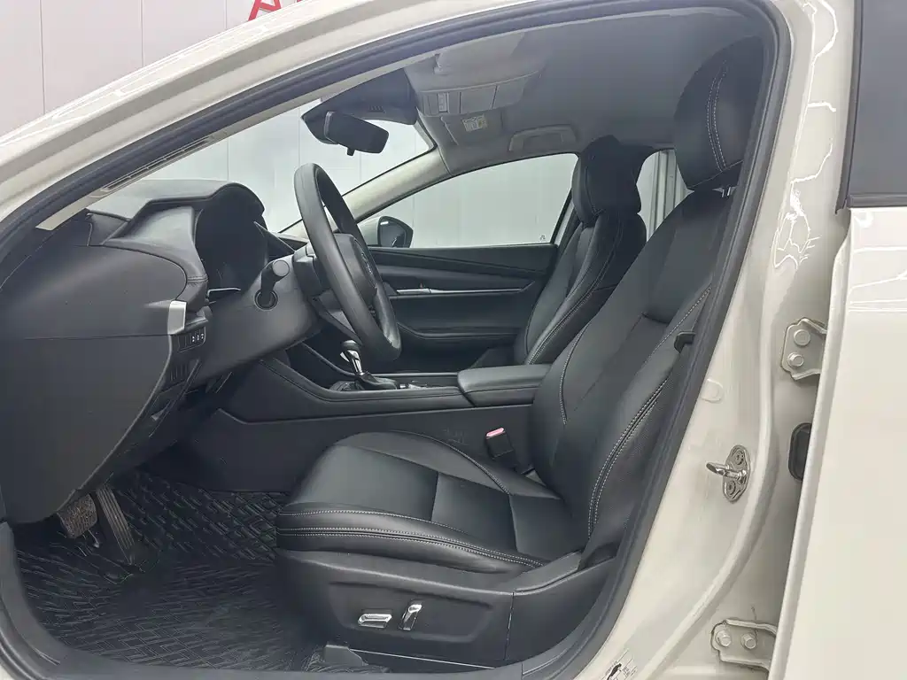 Mazda Mazda 3 Axela 2021 1.5L Automatic Premium Version 2021 - thumbnail 4