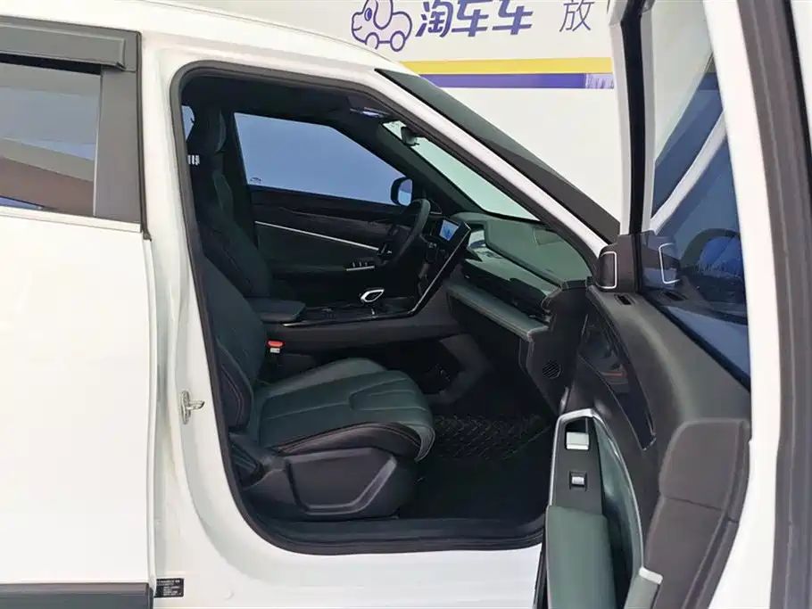 Geely Auto Emgrand 2024 1.5TD SmartLink+ 2025 - thumbnail 8